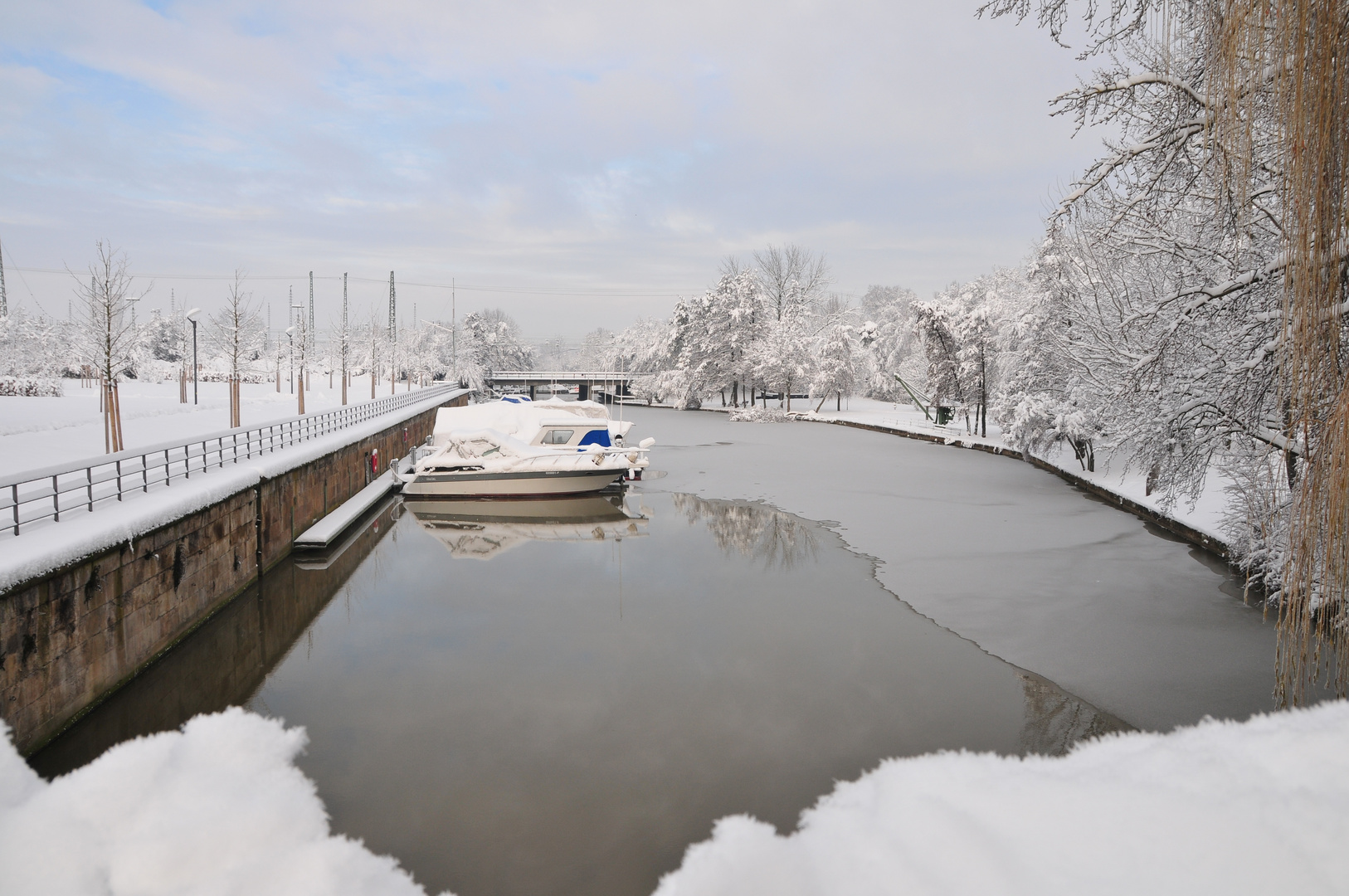 Jachthafen erstarrt unter Eis und Schnee