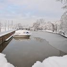 Jachthafen erstarrt unter Eis und Schnee
