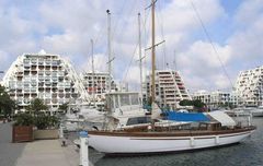 Jachthaven und pyramidenförmige Hochhäuser in La Grande Motte