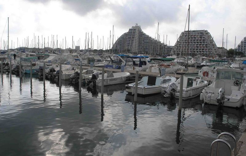 Jachthaven von La Grande-Motte vor Einbruch der Nacht