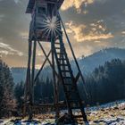 Jäger-Hochstand im Sonnenlicht