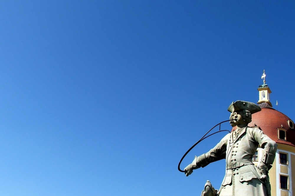 Jäger mit Parforcehorn vor dem Schloss Moritzburg