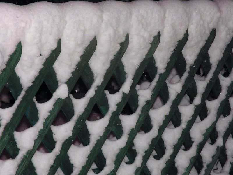 Jägerzaun mit Schneehäubchen