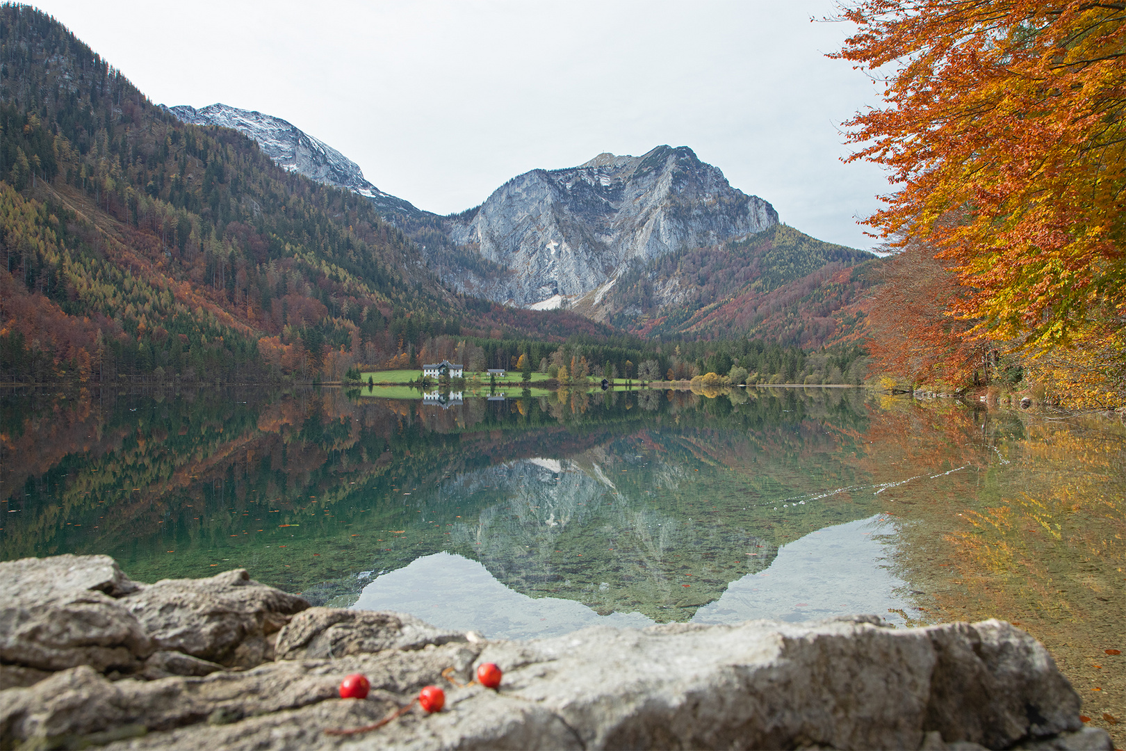 Jagdhaus mit Bergspiegelung