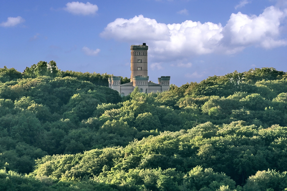 Jagdschloß Granitz bei Binz aus der Ferne