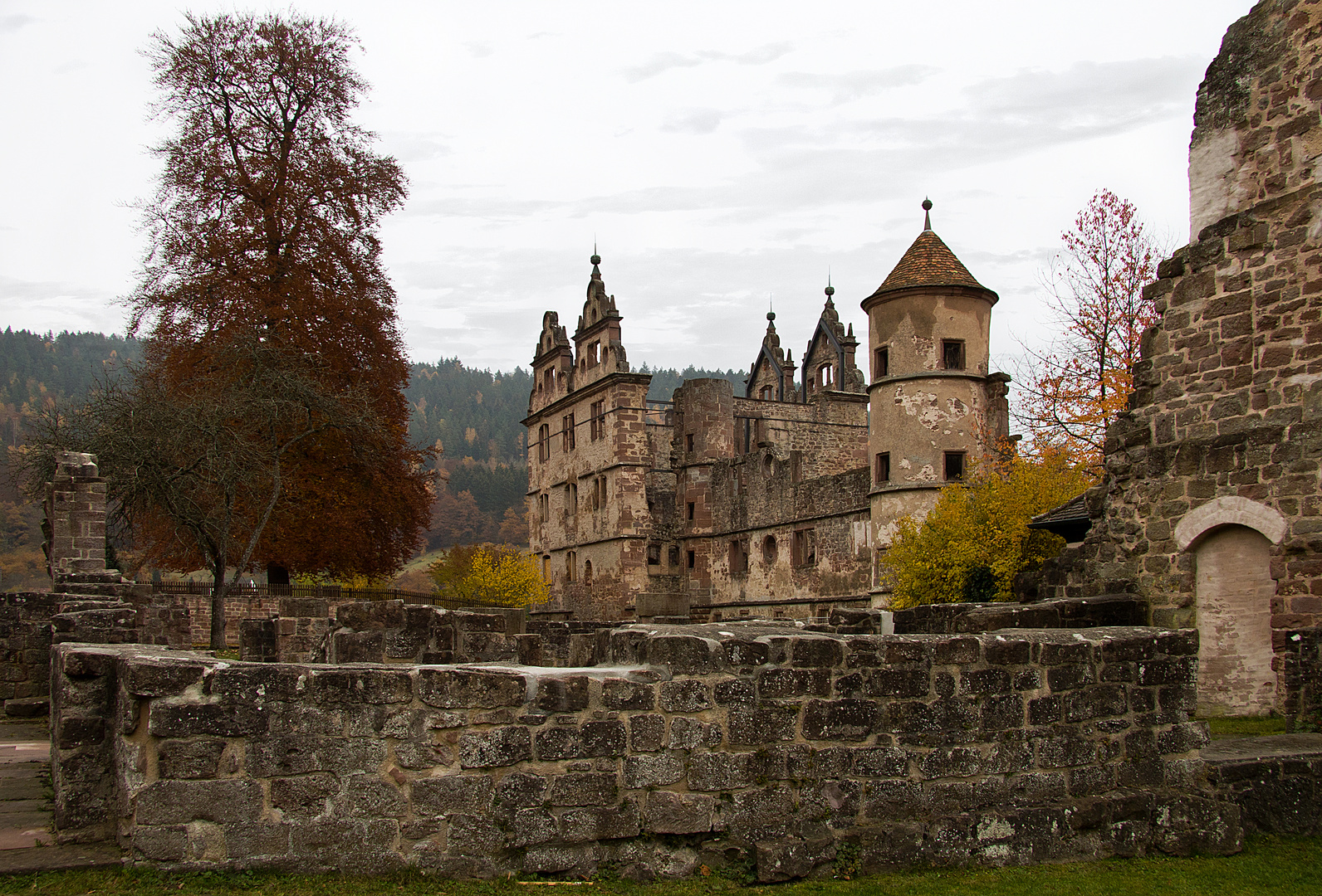 Jagdschloss Hirsau im Herbst