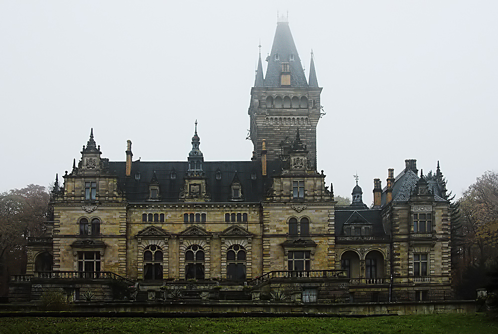 Jagdschloß Hummelshain im Nebel