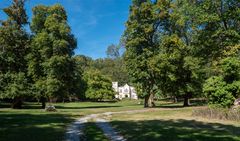 jagdschloss im park...