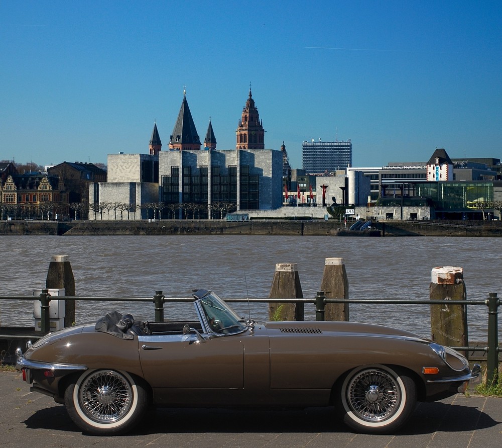 Jaguar E-Type am Rhein