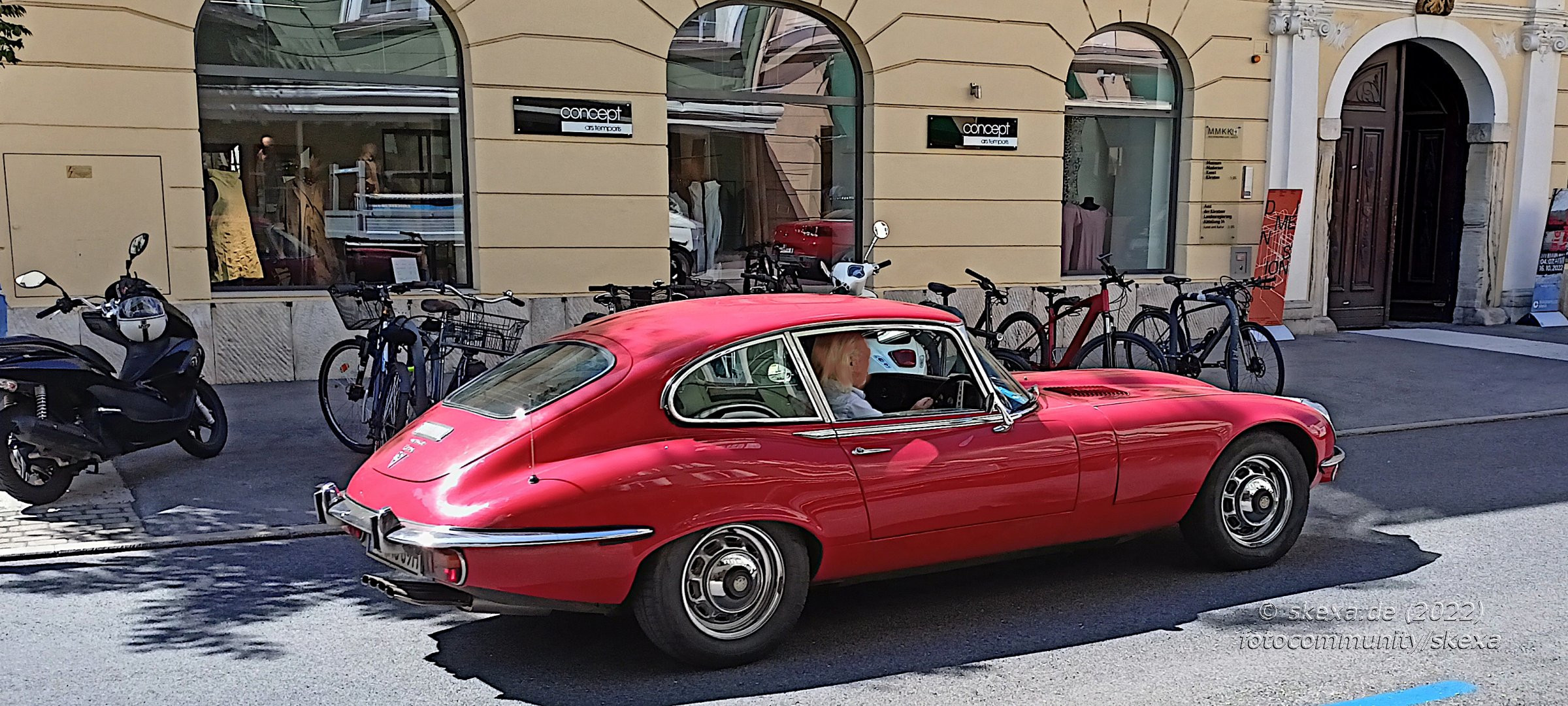 Jaguar E-Type im Strassenverkehr - Rechtslenker