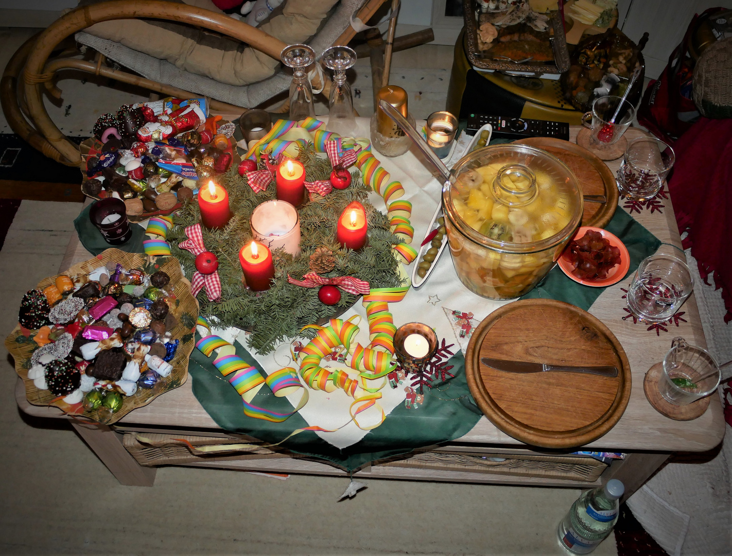 Jahreswechsel mit Bowle, Weihnachtsteller und Adventskranz