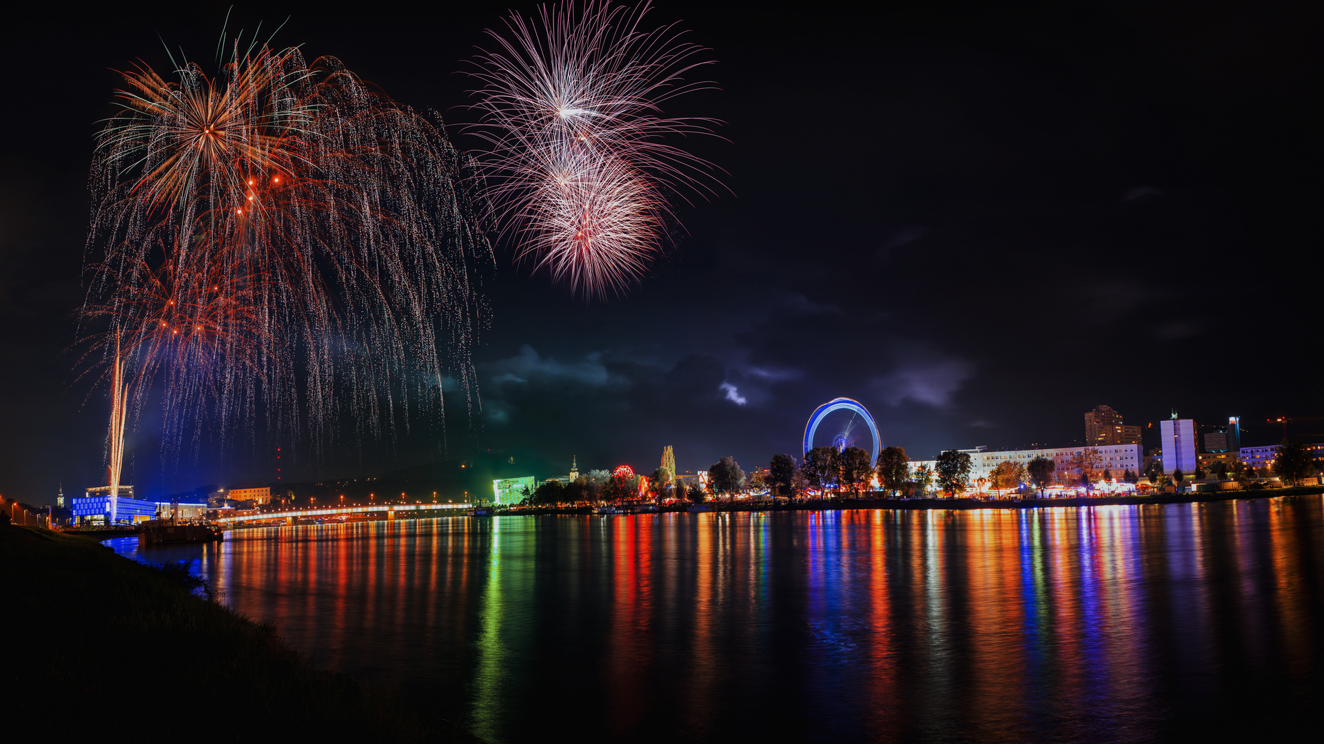 Jahrmarkt in Linz mit abschließenden Feuerwerk über der Donau -Urfahranermarkt