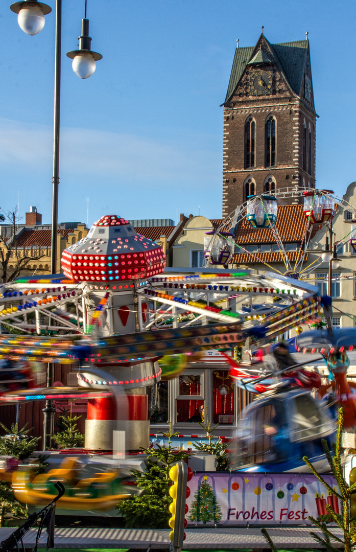 Jahrmarktstrubel auf dem Wismarer Weihnachtsmarkt