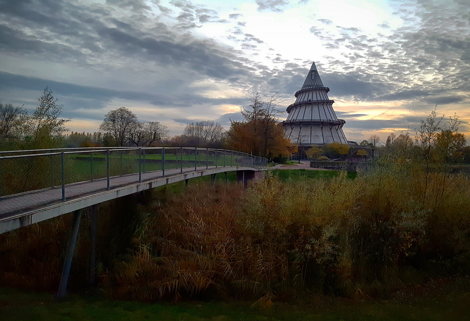 Jahrtausendturm im Elbauenpark Magdeburg ...