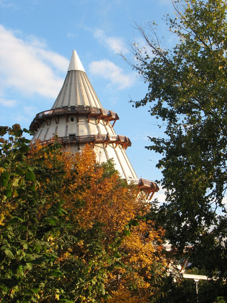 Jahrtausendturm im Herbst