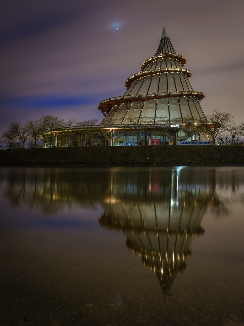 Jahrtausendturm mit Mond