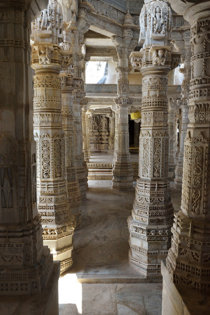 Jain-Tempel 6, Säulen