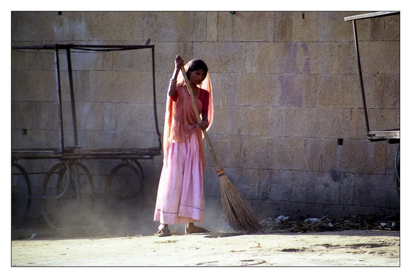 Jaisalmer, Rajasthan. Frau mit Besen