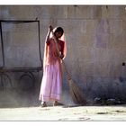 Jaisalmer, Rajasthan. Frau mit Besen