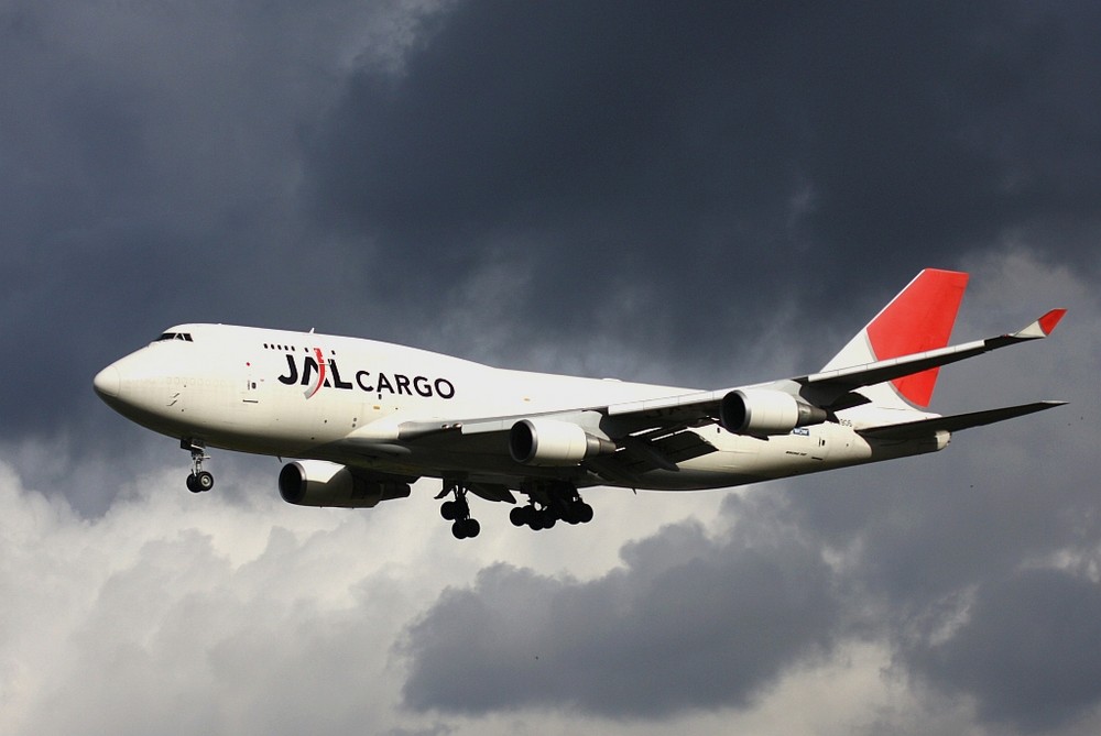 JAL Cargo vor eindrücklicher Kulisse