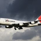 JAL Cargo vor eindrücklicher Kulisse