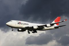 JAL Cargo vor eindrücklicher Kulisse