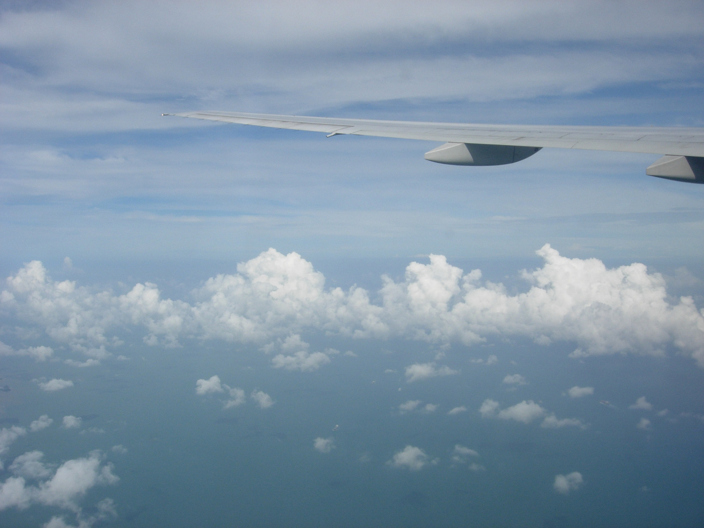 J'allais vers l'Australie-La rontondité de la Terre, vue la tête dans les nuages et assise.....