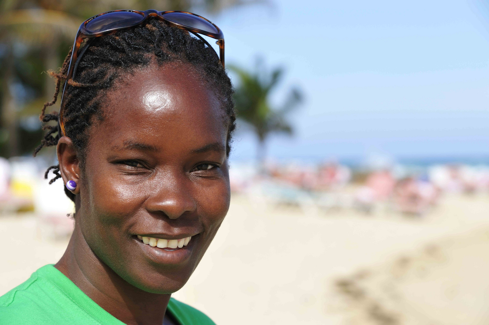 Jamaikanerin am Strand vom Breezes Grand Lido Braco in Rio Bueno