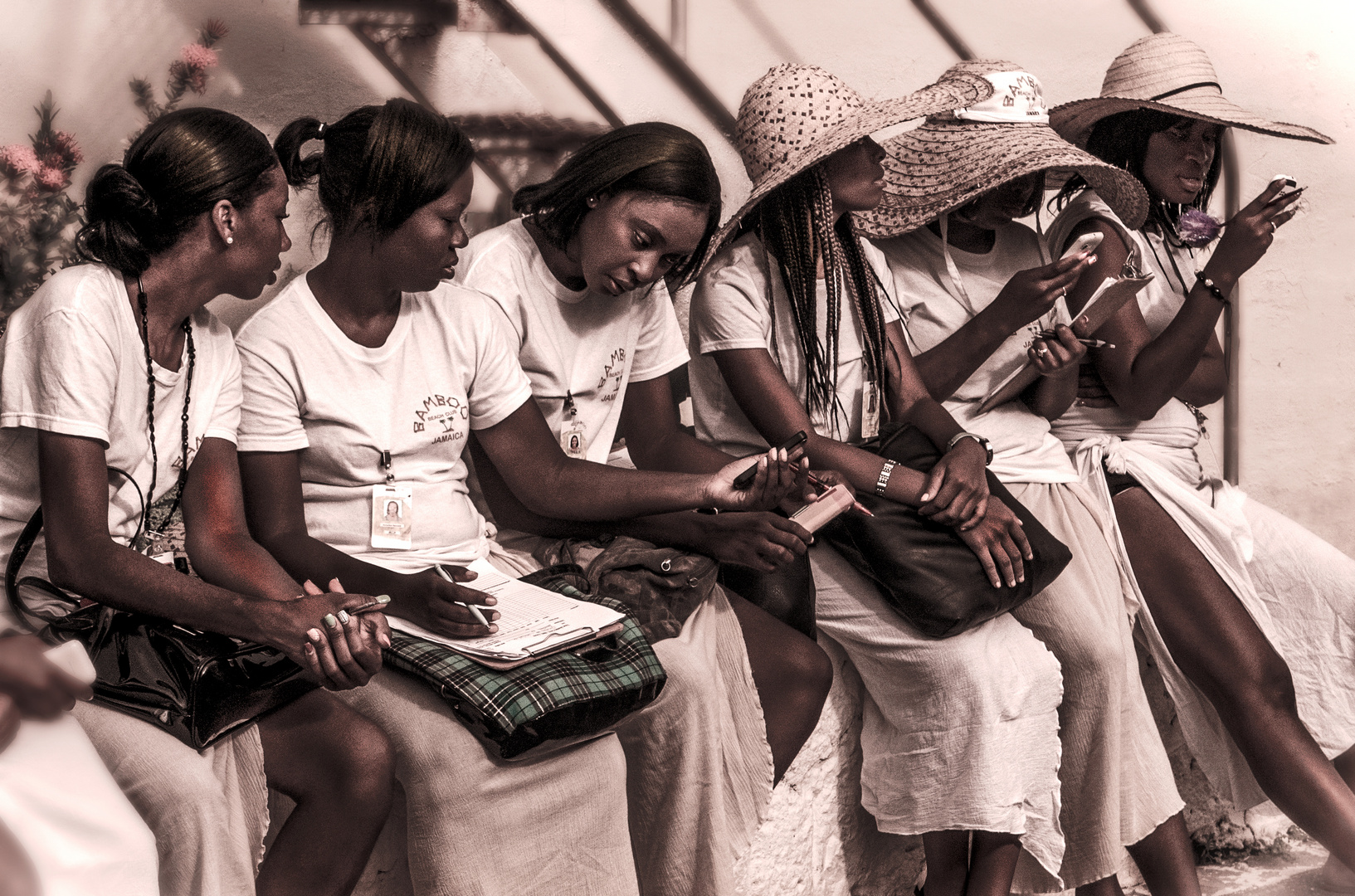 Jameikanerinnen beim Handycheck