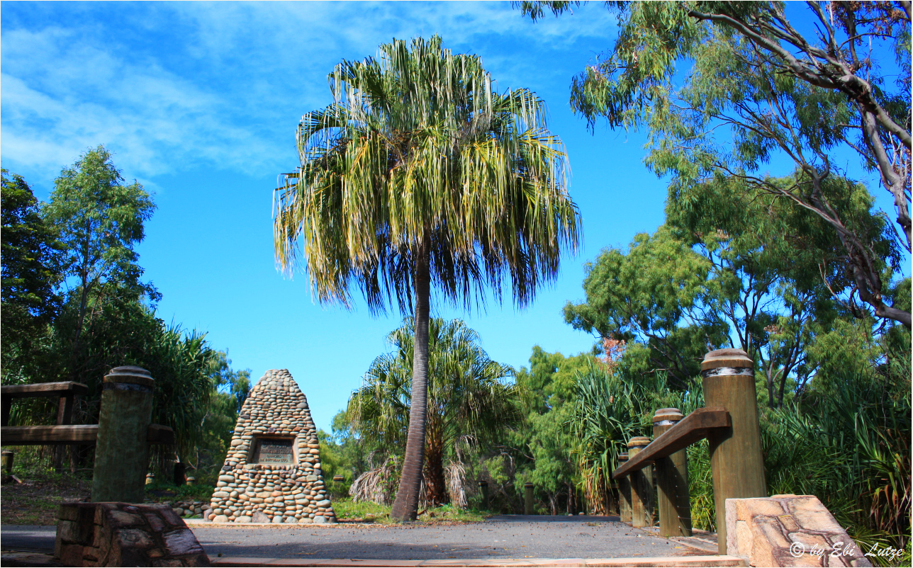 *** James Cook Monument  at 1770 / Queensland *** 