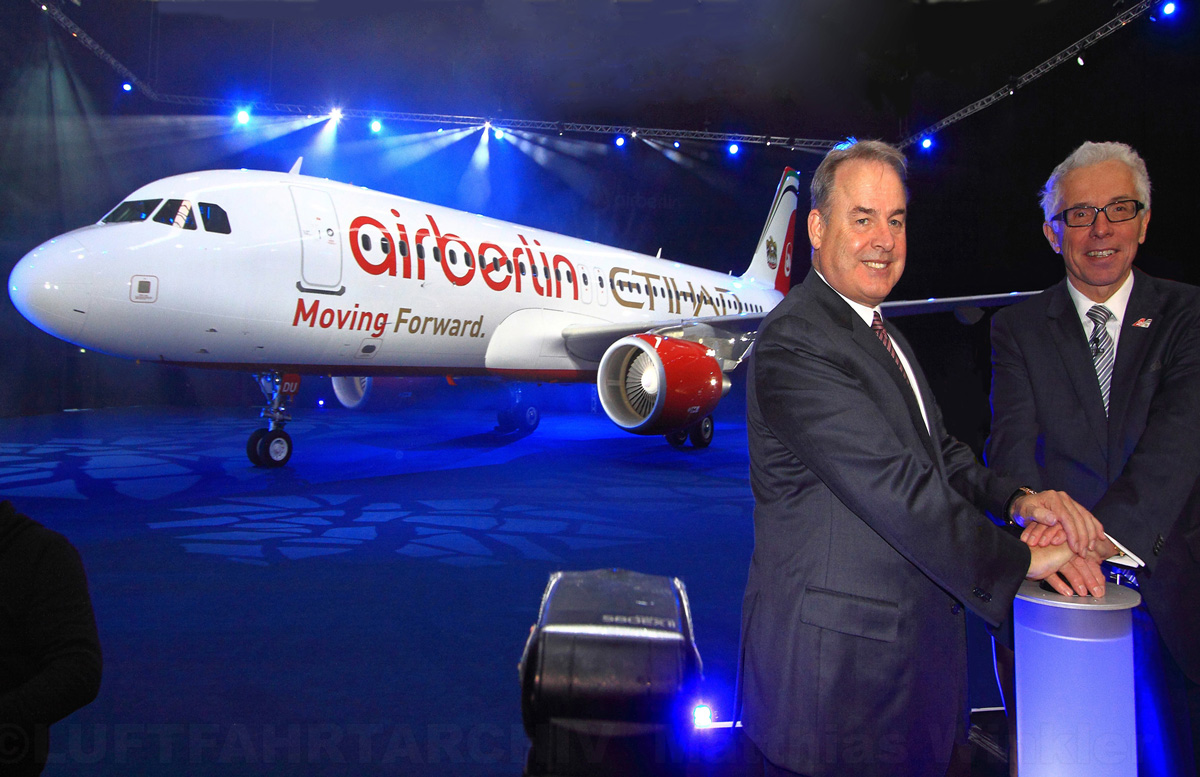 James Hogan und Wolfgang Prock-Schauer präsentieren den ETIHAD / AirBerlin A320