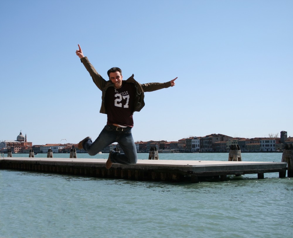 Jan is jumping in Venezia.