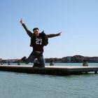 Jan is jumping in Venezia.