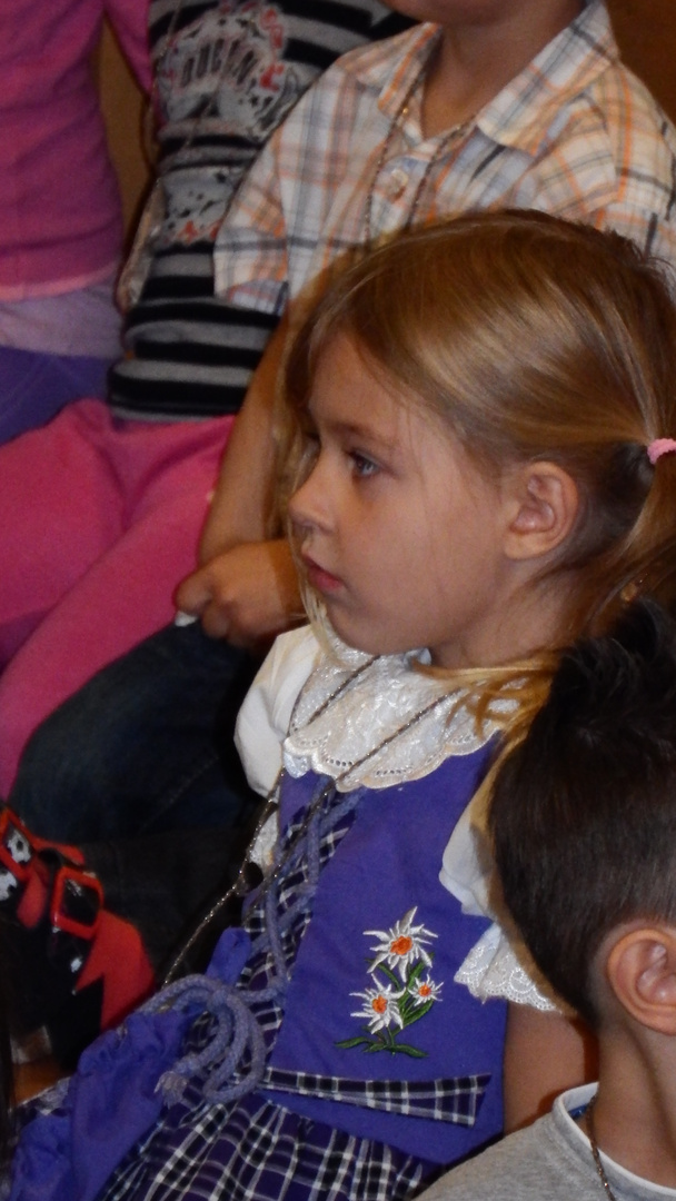 Jana  konzentriert im Kindergarten