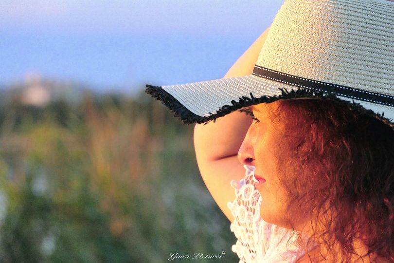 Jane Doe à la plage.