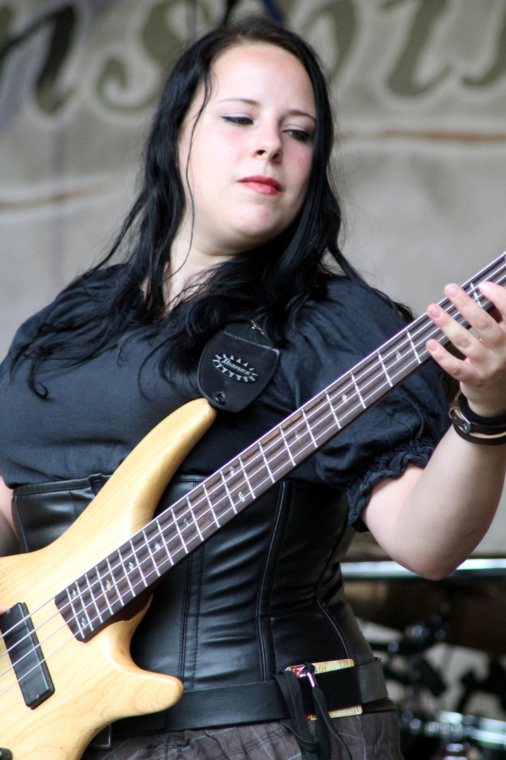 Jane. Ehemalige Bassistin der Piraten Band Vroudenspil