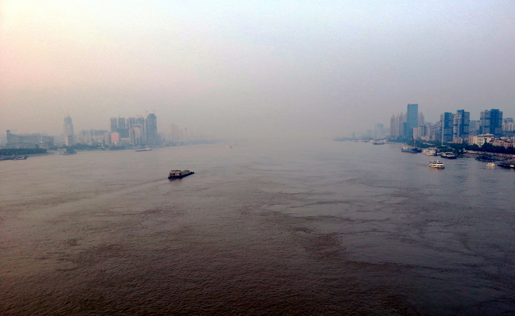 Jangtsekiang im Abendsmog bei Wuhan (Hubei)