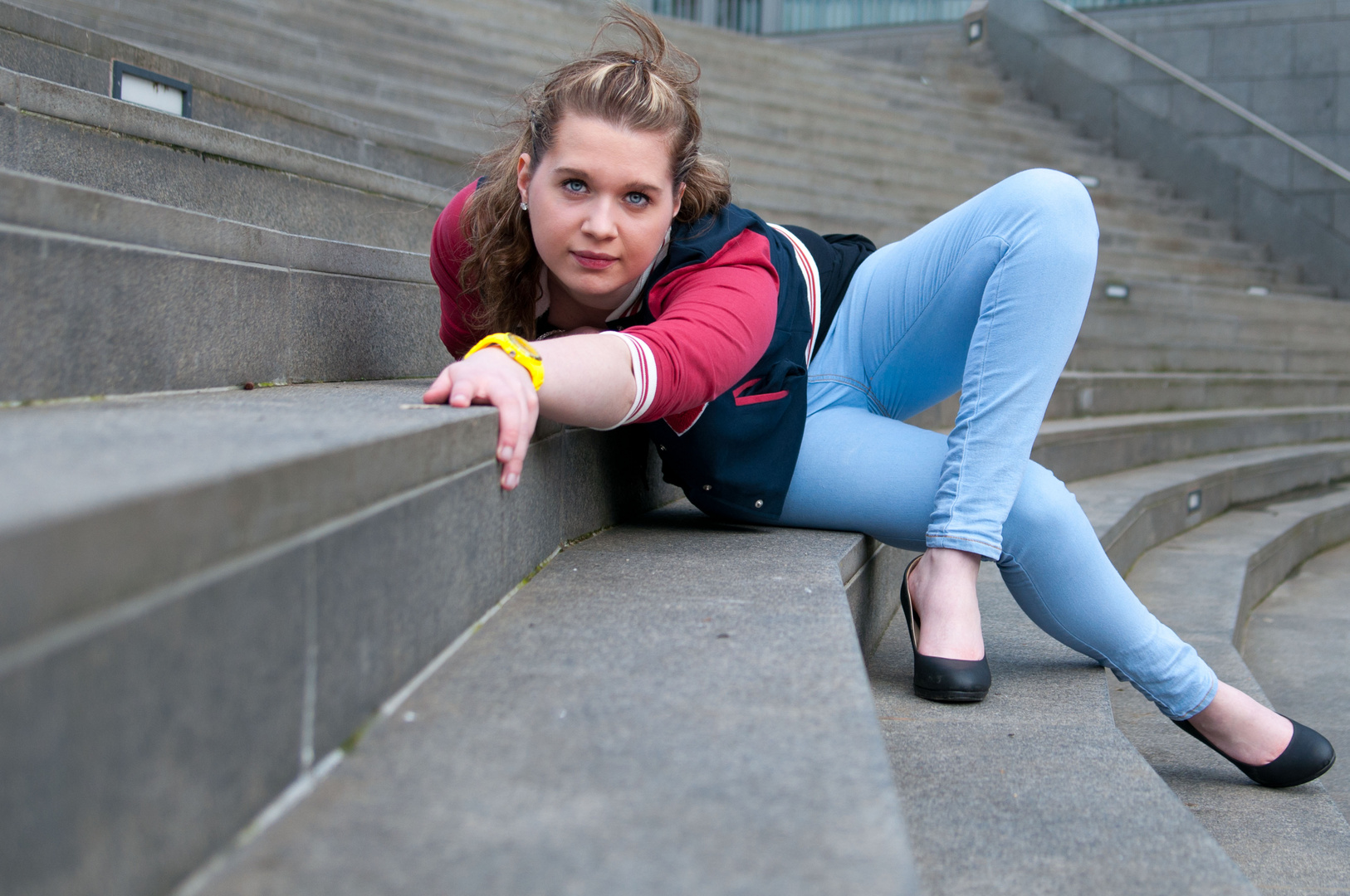 Janina auf der Treppe