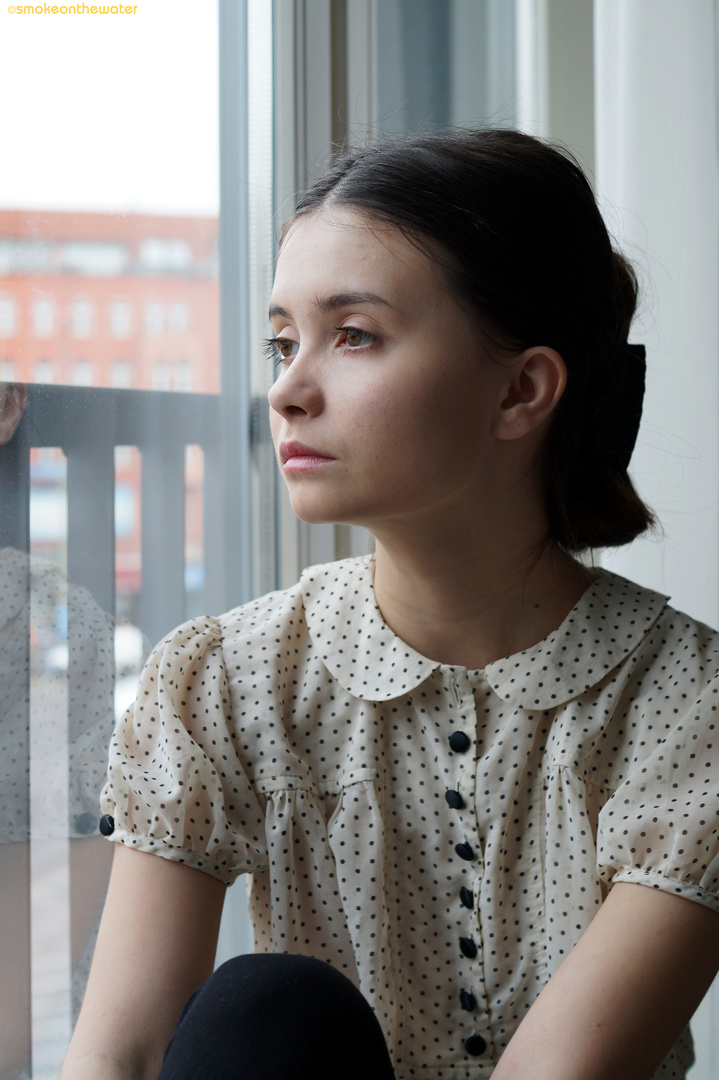 Janna, nachdenklich am Fenster