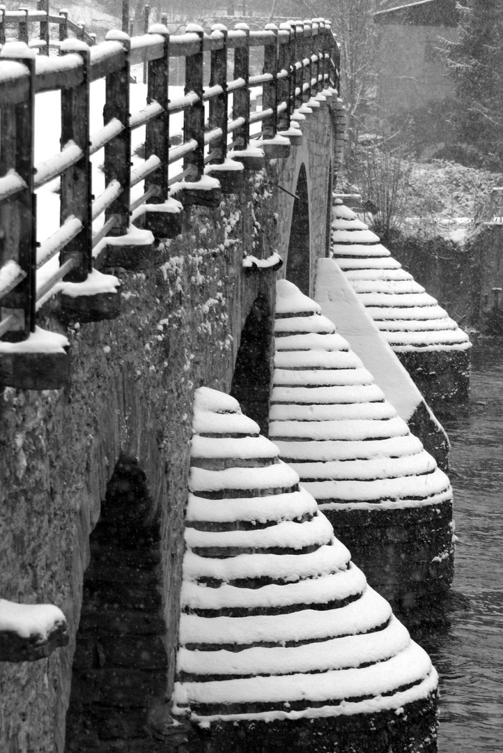 Januar 2010 / 4 - Brücke am Wehr - Burgau