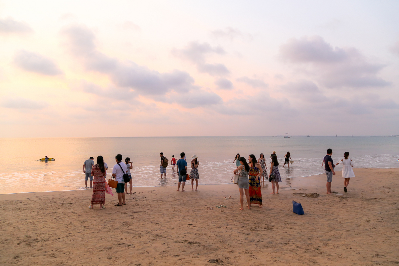 Japaner am Meer.