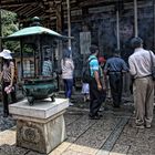 Japaner im Tempel