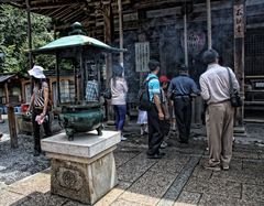 Japaner im Tempel