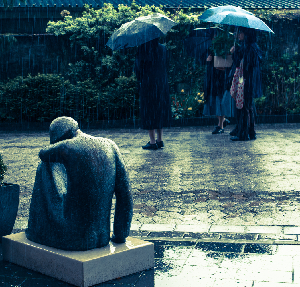 Japanerinnen am Kloster