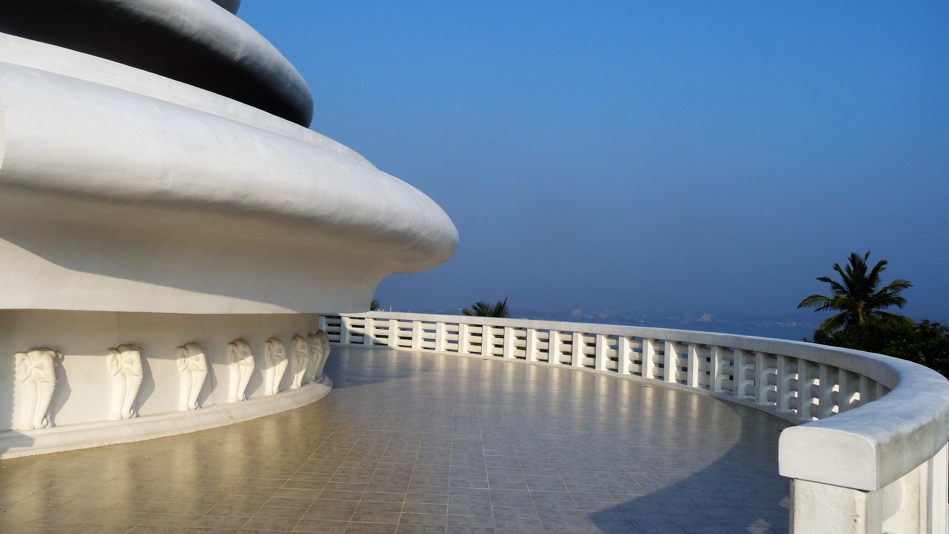 japanes Tempel auf srilanka mit Blick aufs Meer