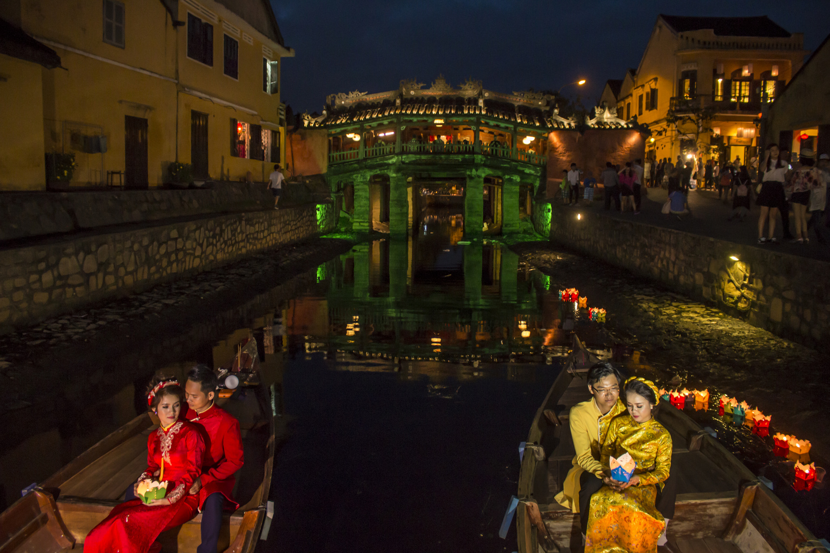 Japanische Brücke Hoi An mit Brautpaaren