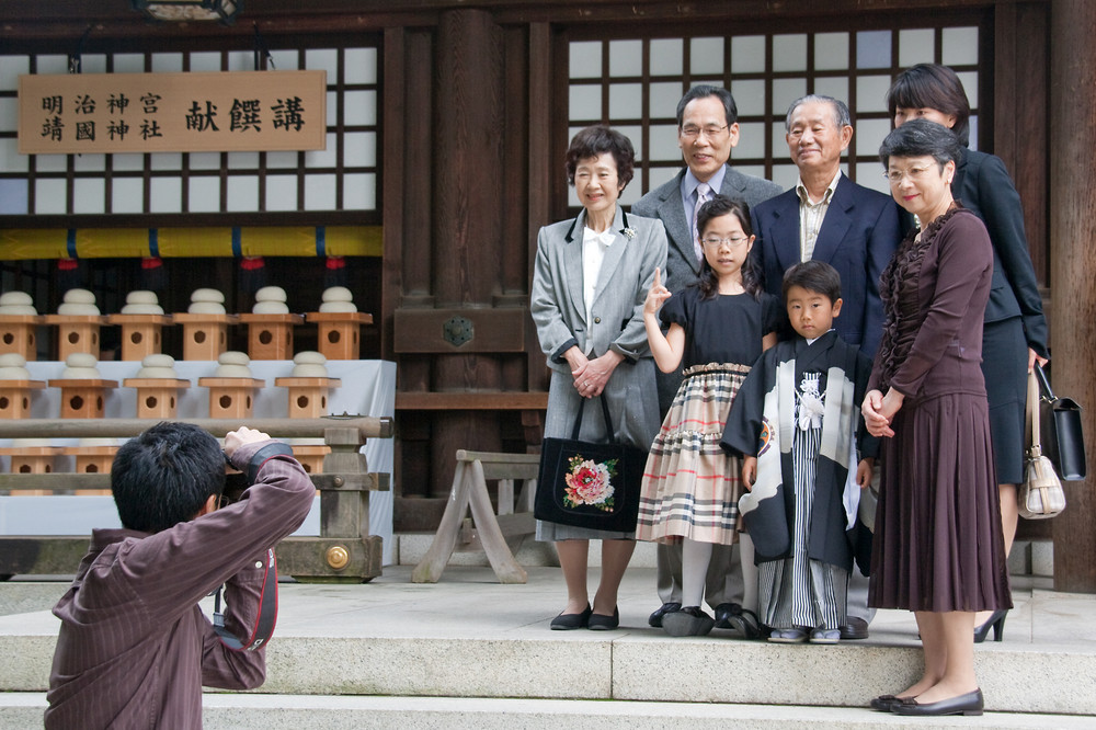 Japanische Familie am "Culture Day" in Tokyo