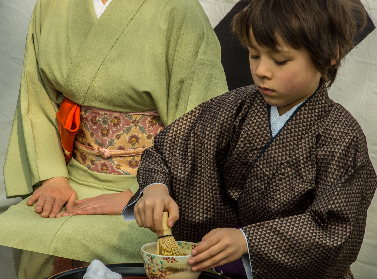 Japanische Teezeremonie I - Schüler unter Aufsicht der Meisterin