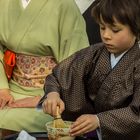 Japanische Teezeremonie I - Schüler unter Aufsicht der Meisterin