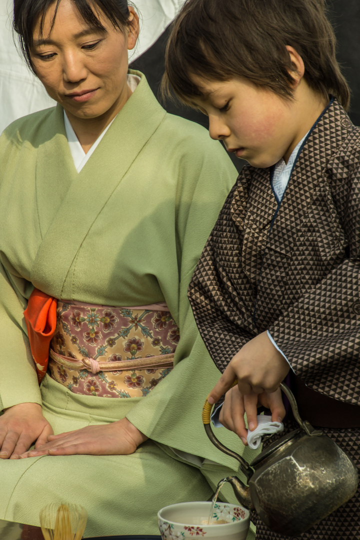Japanische Teezeremonie II - Schüler unter Aufsicht der Meisterin